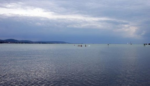 Zivataros h�tv�ge el� n�zhet�nk, a Balatonon ork�n erej� sz�l v�rhat�