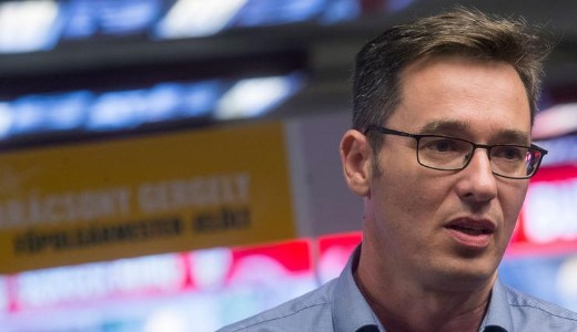 Kar�csony nyerte az ellenz�ki el�v�laszt�st 