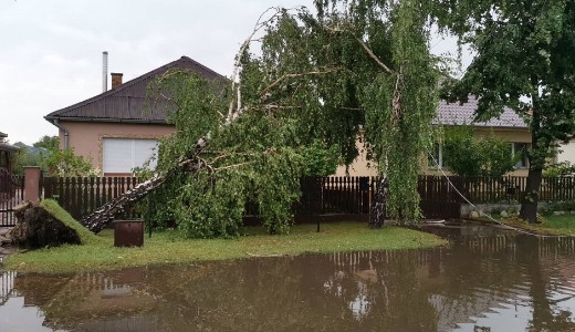 Ny�regyh�z�n j�g esett, nyugatra is meg�rkezett a hidegfront