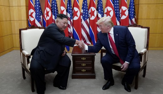 Trump els� amerikai eln�kk�nt �tl�pett �szak-Kore�ba