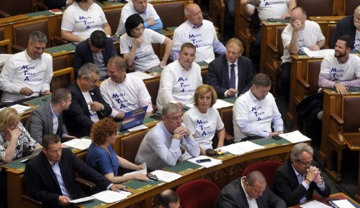 �tment az MTA-t�rv�ny, elhalasztott�k a vitatott k�znevel�si t�rv�ny m�dos�t�s�t – Komoly d�nt�sek sz�lettek ma a Parlamentben