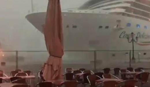 Kev�sen m�lt, hogy a viharban nekimenjen egy �ce�nj�r� a velencei kik�t�nek