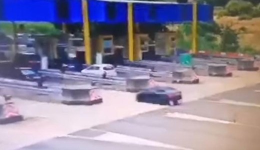 El�ker�lt egy vide� a horrorbalesetr�l: �gy sz�guldott bele a magyar csal�d kocsij�ba a BMW-s a horv�t fizet�kapun�l 