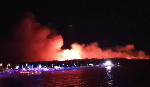 P�nik a horv�t tengerparton: felv�tel a strandfesztiv�lon puszt�t� t�zviharr�l 