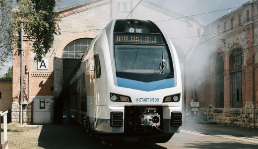 Kig�rd�lt az els� emeletes vonat a dunakeszi j�rm�jav�t�b�l