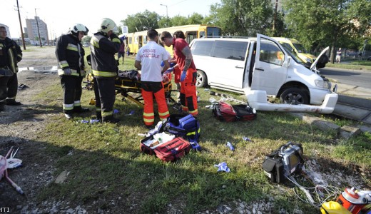 Villamossal �tk�z�tt egy kisbusz Budapesten, t�z ember s�r�lt meg