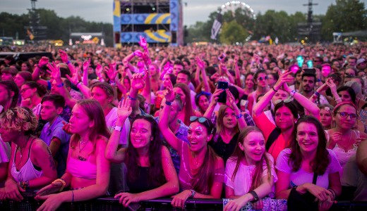 Ennyi ember egyszer�en nem f�r el egy helyen