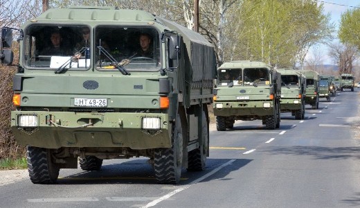 Ha h�tf�n aut�ba �l, ne ijedjen meg a katonai konvojokt�l