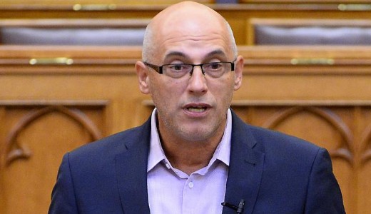 M�g mindig halogatja mand�tuma visszaad�s�t a Kan�ri-szigetekr�l ing�z� parlamenti k�pvisel� 