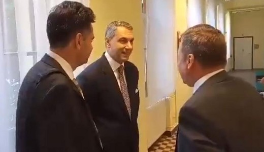 Tal�lkozott L�z�r �s M�rki-Zay: megal�z� jelenet zajlott le a b�r�s�g folyos�j�n 