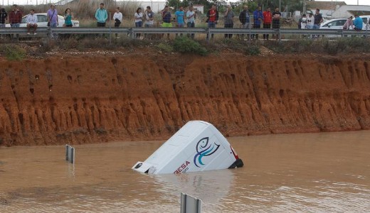 Gyilkos vill�m�rvizek tarolt�k le a spanyol v�rosokat: �ten meghaltak, mindent vitt a h�mp�lyg� �r