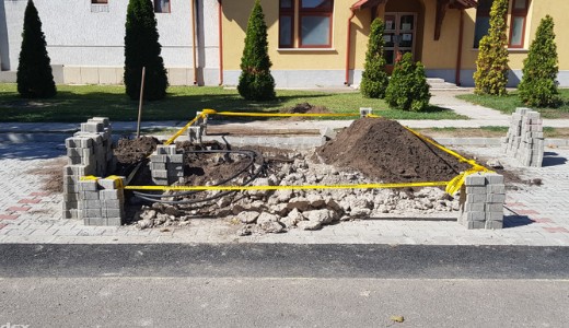 Az �tad�s ut�n egy nappal m�r fel is bontott�k a burkolatot a 47 milli�s cserkesz�l�i parkol�ban