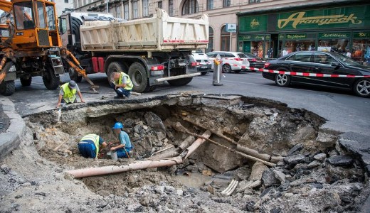 �ri�si, horrorisztikus g�d�r a Ferenciek ter�n – A frissen befejezett �t tot�lisan beszakadt, m�g j�, hogy nem t�rt�nt baleset