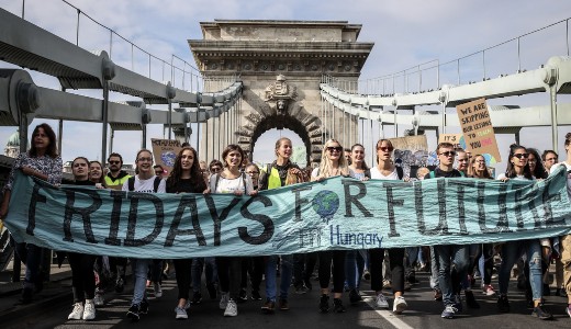 T�bb ezren vettek r�szt a Kossuth t�ren a kl�masztr�jkon