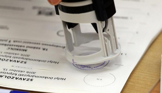 V�ratlan fordulat j�n? A szavazatok �jrasz�ml�l�s�t k�veteli az ellenz�k Gy�rben 