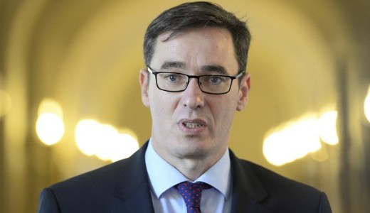 Itt van Kar�csony Gergely javaslata: azonnal le�ll�ttatn� a munk�latokat 