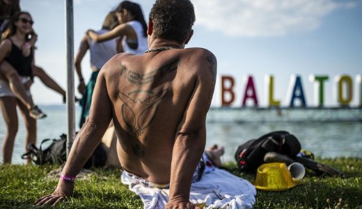 Nagyon elege van az elektronikus zenei fesztiv�lokb�l Zam�rdi polg�rmester�nek: ezt tervezi a Balaton Sounddal 