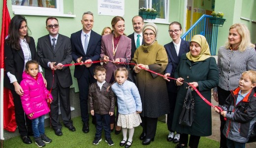 Mi t�rt�nt? Egy kispesti lak�telepre ker�lt Erdogan feles�ge egy rak�s p�nzzel, am�g a f�rje Orb�nnal tal�lkozott