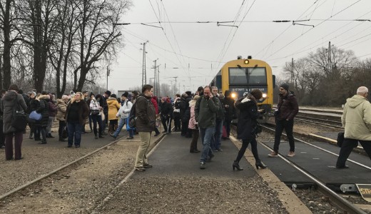 Lejrt a mozdonyvezet munkaideje, jpesten meglltotta a vonatot