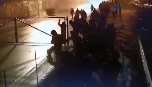 Viden, ahogy a migrnscsoport megprbl ttrni a rszkei hatrkertsen