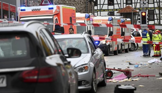 Teljes gzzal hajtott a tmegbe, mintha a gyerekeket szemelte volna ki ldozatnak