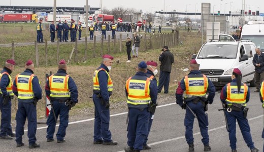 Hsz kilomteres sor vesztegel az osztrk-magyar hatron, nem jutnak haza a romn vendgmunksok - fotk