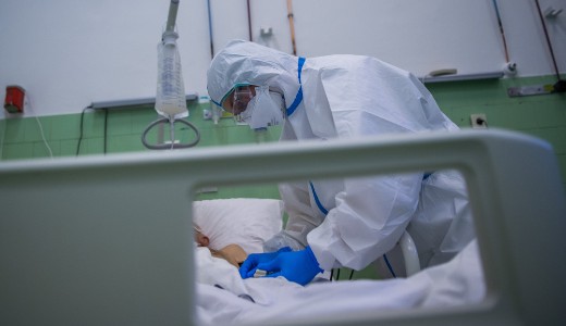 13 879 fre ntt a fertzttek szma, ngyen elhunytak, tizenheten llegeztetgpen vannak