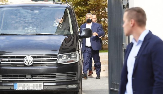 Csak egy emberen volt maszk a Karmelitnl – gy jttek ki a miniszterek a kormnylsrl – fotk
