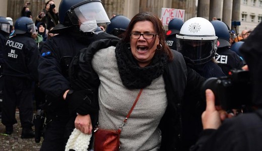 Berlinben sszecsapott a rendrkkel a tmeg: vzgyval oszlattk a szigortsok ellen tntetket