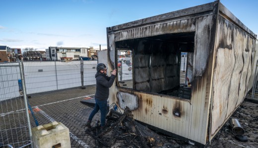 Lzadnak a hollandok a kijrsi tilalom ellen, tbb vrosban erszakba fulladt a tntets