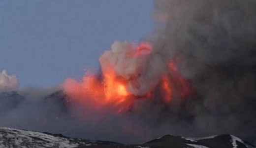 Rohamtempban kzelt Magyarorszg fel az Etna knfelhje 