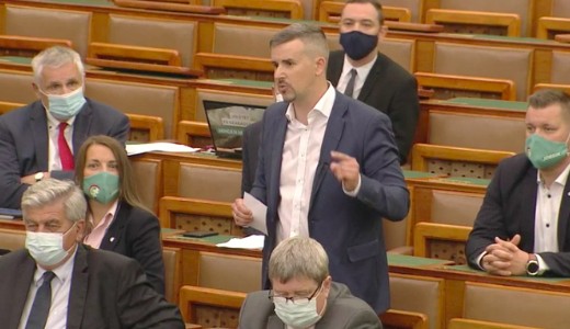 Jakab Pter Kvr Lszlnak: „A bajusz, a nyakkend, minden a helyn van”