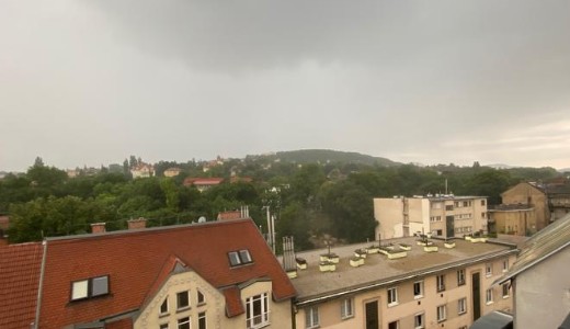 Idjrs ma: pusztt felhszakads csapott le hajnalban Budapestre – Kt svban mozog az znvizet hoz viharzna