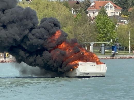 Katasztrfa a Balatonon: lngol hajrl mentette ki az utasokat az llatorvos