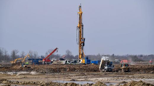 Magyar munkst grtek, 500 Flp-szigeteki jn a debreceni CATL-gyrba